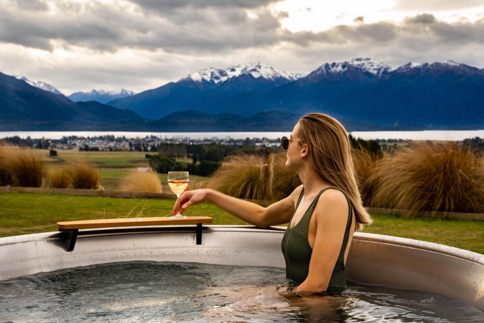 Fiordland Eco-Retreat -- Panoramic Views -- Hot Tub Villa Te Anau Eksteriør bilde